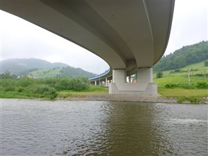 pohľad na spodnú stavbu mosta